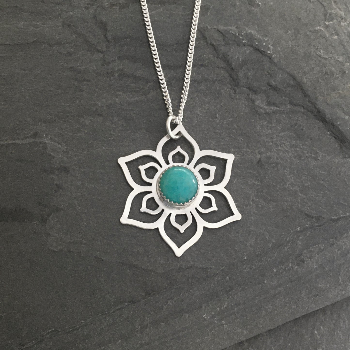 Simple Mandala Flower with set stone